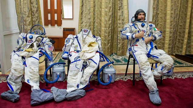 O astronauta Luca Parmitano antes de um exercício de simulação em um centro de treinamento na Rússia. Em maio, esta previsto o envio de três astronautas para Estação Espacial Internacional