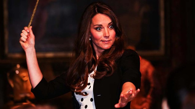 Duquesa de Cambridge, Kate Middleton, brinca com varinha mágica dos filmes de Harry Potter, na inauguração da Warner Bros Leavesden Studios, em Londres