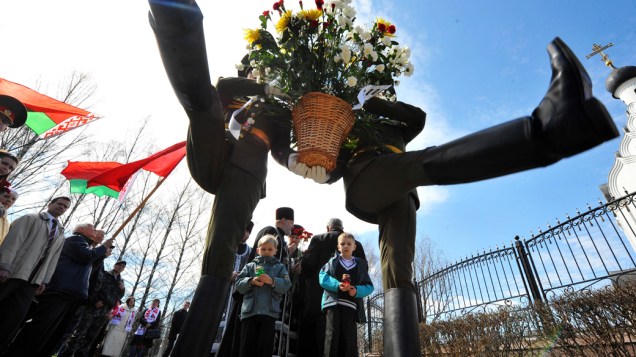 Guardas de honra depositam flores no memorial das vítimas de Chernobyl, na Ucrânia