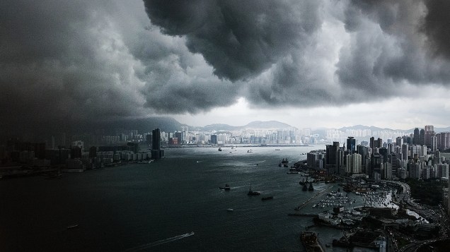 Nuvens cobrem região portuária de Hong Kong na manhã desta terça-feira (30)