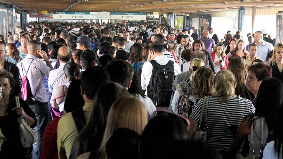 Movimentação intensa de passageiros na estação do metrô Tatuapé, em 30/04/13, após falha no sistema de tração de um trem na linha 3 Vermelha (Barra Funda/Corinthians Itaquera)