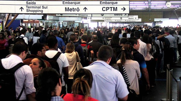 Movimentação intensa de passageiros na estação do metrô Tatuapé em São Paulo (SP), após falha no sistema de tração de um trem na linha 3 Vermelha (Barra Funda/Corinthians Itaquera)