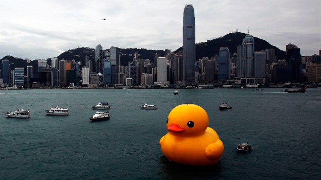 Pato de borracha criado pelo artista holandês Florentijn Hofman flutua no Porto de Victoria, em Hong Kong, na China