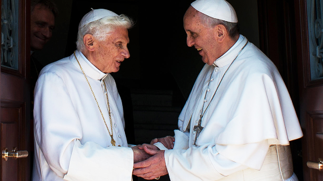 Papa Francisco saúda o Papa emérito Bento XVI após 2 meses de sua renúncia, no mosteiro Mater Ecclesiae, no Castelo de Gandolfo, Vaticano