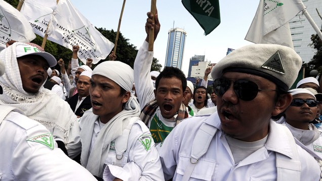 Manifestantes mulumanos marcham em direção à embaixada birmanesa durante um protesto em Jacarta. Centenas de manifestantes se reuniram em frente à embaixada da Birmânia para pedir ao governo para acabar com a violência contra muçulmanos, na Indonésia