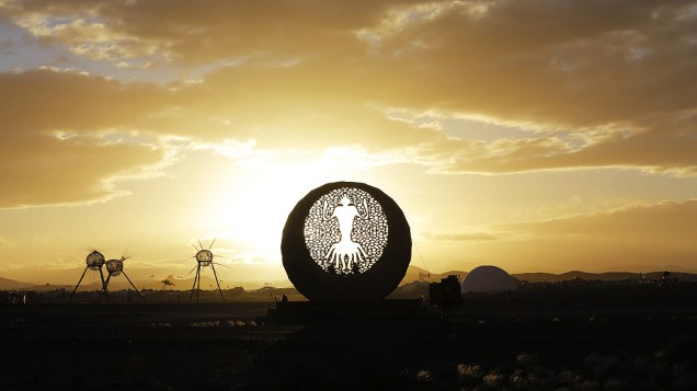 O amanhecer  durante o segundo dia do festival AfrikaBurn em Tweefontein Karoo. O festival Burning Man com sede nos Estados unidos trazem milhares de pessoas no deserto para construir uma comunidade temporariamente, na África do Sul