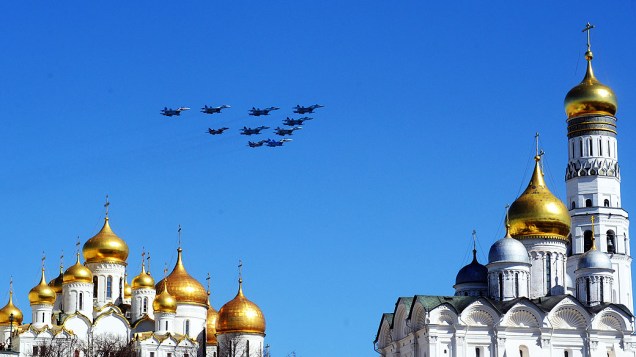 Jatos sobrevoam a catedral do Kremlin, em Moscou