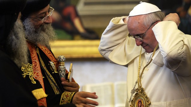 Papa Francisco coloca presente do líder da Igreja Copta Ortodoxo, Tawadros II, durante uma audiência privada na biblioteca do pontífice, no Vaticano