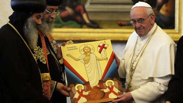 Papa Francisco troca presente com líder da Igreja Copta Ortodoxo, Tawadros II, durante uma audiência privada na biblioteca do pontífice. Tawadros II chegou a Roma no dia anterior para uma visita histórica de quatro dias, no Vaticano
