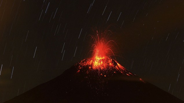 Vulcão Tungurahua do Cotalû entra em erupção, no Ecuador