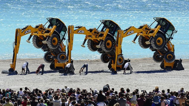 Dançarinos da companhia de teatro de dança britânica Motionhouse realizam um show tração, com escavadeiras na praia do Prado, em Marselha, sul da França