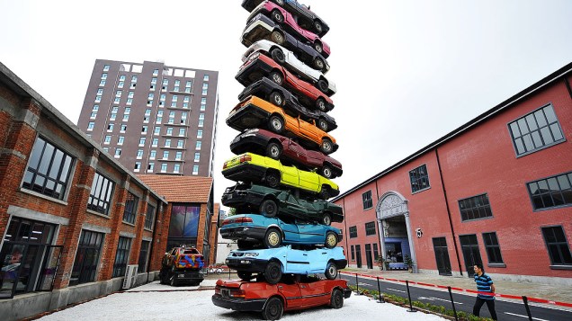 Homem observa escultura feita de 13 carros reformados chamada Rebirth 2013, em Creative Culture Park, em Wuhan, China