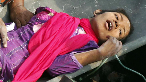 Mulher é retirada com vida de escombros de prédio em Bangladesh