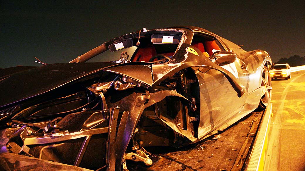 Motorista perde o controle e bate Ferrari 458 Spider, avaliado em cerca de R$ 2 milhões em poste na zona oeste de São Paulo