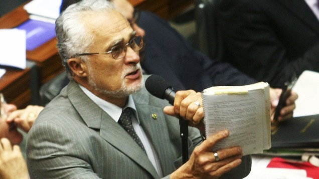 Deputado condenado no julgamento do mensalão, José Genoino falou durante sessão para votar MP dos Portos