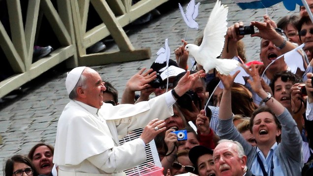 Papa Francisco segura uma pomba branca antes de sua audiência geral na Praça de São Pedro, no Vaticano