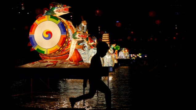 Menino passa por lanternas em comemoração ao aniversário de Buda, em Seul, na Coreia so Norte
