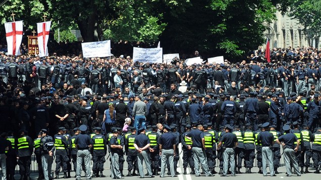 Policiais isolam a área no centro de Tbilisi onde os cristãos ortodoxos e ativistas anti-gay entram em conflito, na Geórgia
