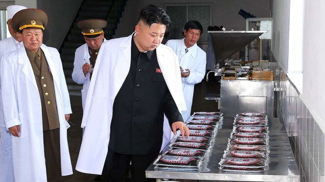 Imagem divulgada hoje mostra líder norte-coreano Kim Jong-Un inspecionando uma das 20 fábrica do Exército do Povo Coreano (KPA), em lugar não revelado na Coréia do Norte