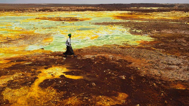 Homem caminha em enxofre e formações de sal mineral perto Dallol na Depressão Danakil, no norte da Etiópia