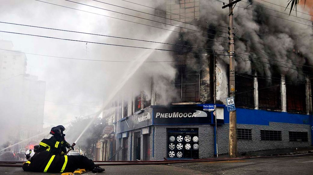 Um incêndio de grande proporção atinge uma fábrica de pneus na região da Mooca, na zona leste de São Paulo
