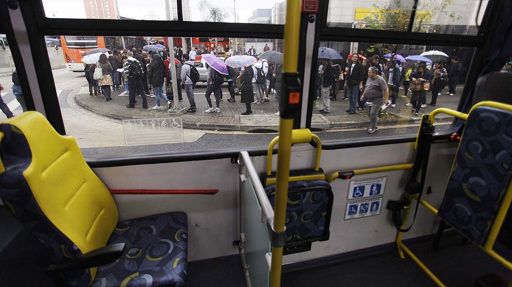 Passageiros enfrentam fila em terminal de ônibus na av. Vital Brasil, na Zona Oeste de São Paulo