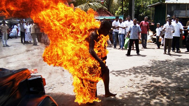 Monge budista ateia fogo em si mesmo em protesto contra o abate de bovinos no país, na cidade central de Kandy, no Sri Lanka