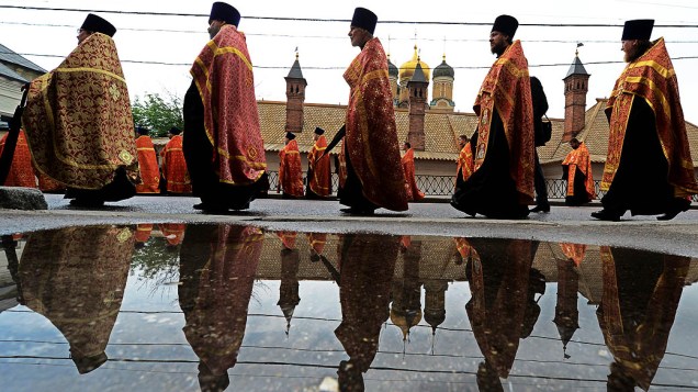 Padres ortodoxos russos participaM de uma procissão religiosa no Metódio Day . O feriado celebra a tradição Ortodoxa Orienta em comemoração dos irmãos Cyrilius e Metódio, os criadores do alfabeto cirílico e símbolos da cultura eslava, no centro de Moscou, Rússia