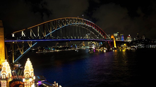 Harbour Bridge e Opera House ficam acesas durante a Vivid Festival, o festival anual de luz, música e idéias, em Sydney, na Austrália 
