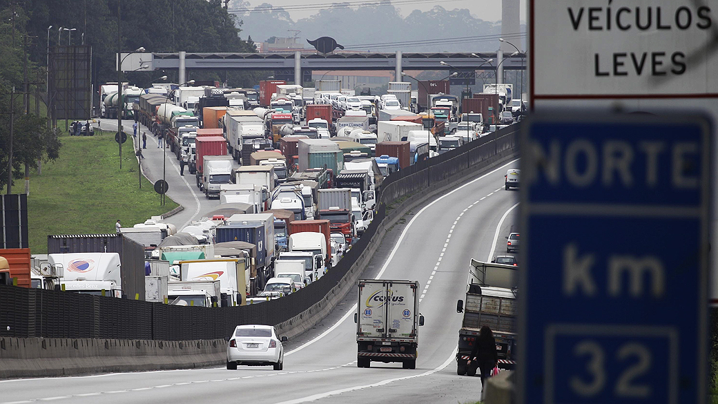 Motoristas de carros de passeio e caminhoneiros enfrentam grande congestionamento logo após o pedágio na rodovia Anchieta, sentido Litoral, durante a manhã desta terça-feira (28). Um decreto da Prefeitura de Cubatão restringiu o acesso a dois pátios de estacionamento de caminhões que acessam o porto de Santos