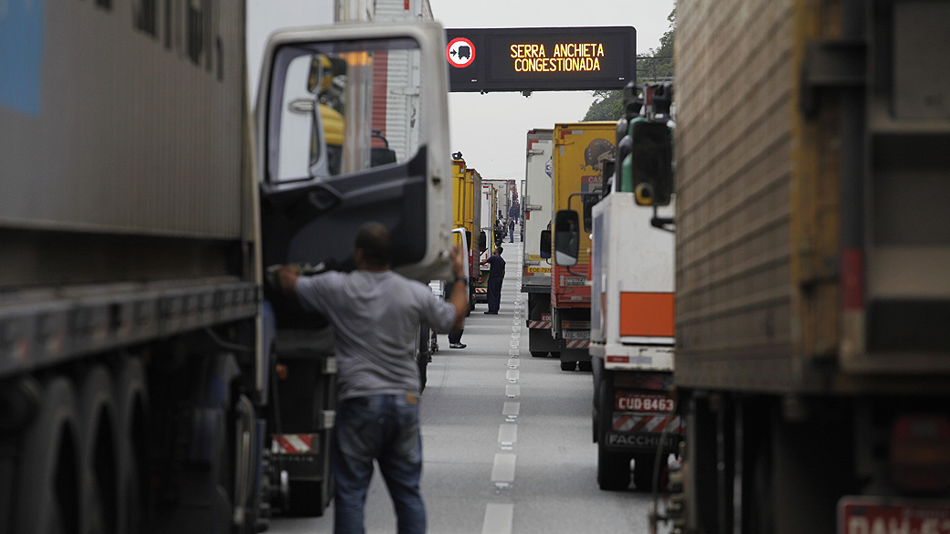 Motoristas de carros de passeio e caminhoneiros enfrentam grande congestionamento logo após o pedágio na rodovia Anchieta, sentido Litoral, durante a manhã desta terça-feira (28). Um decreto da Prefeitura de Cubatão restringiu o acesso a dois pátios de estacionamento de caminhões que acessam o porto de Santos
