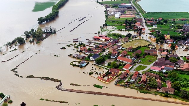 Vista aérea mostra o rio Vltava inundado após forte chuva atingir a região de Melnik, ao norte de Praga (República Tcheca)
