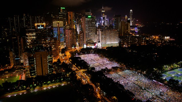 Chineses participam de vigília realizada para marcar o 24º aniversário da repressão de 1989 na Praça Tiananmen, em Hong Kong