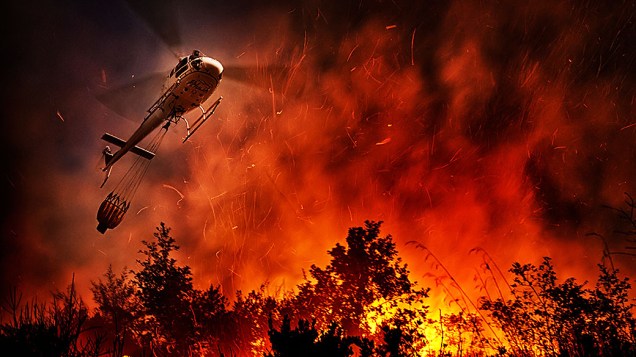 O fotógrafo italiano Antonio Grambone registrou imagens do fogo que tomou conta das florestas do Parque Nacional de Cilento e do Vallo di Diano, na província de Salerno na Itália, a 267 km de Roma