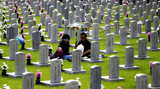 Casal de idosos visita túmulo de parente durante cerimônia para marcar o Dia Memorial sul-coreano, no Cemitério Nacional, em Seul. Nesta data, o país homenageia os mortos na Guerra da Coreia 1950-1953