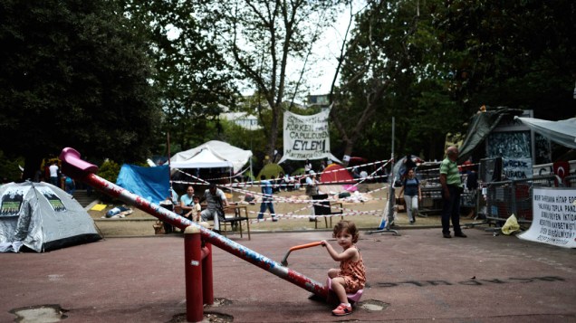 Uma criança brincando em um playground em Gazi parque junto à praça de Taksim, em Istambul