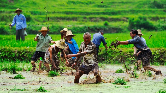 Agricultores realizaram guerra de lama durante o festival Hucang, tradicional na região de Zhangjiajie, na província chinesa de Hunan. Segundo a crença local, aquele que sair mais sujo do evento terá a melhor colheita na temporada vindoura
