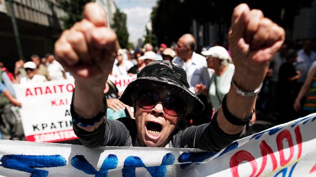 Centenas de pensionistas protestam no centro de Atenas, contra medidas de austeridade impostas pelo governo