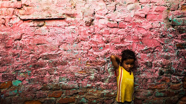 Jovem indiana posa para fotografia em favela de Nova Déli, nesta sexta-feira (07)