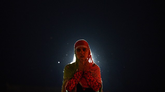 Muçulmana da região da Caxemira indiana reza, nesta sexta-feira (7), diante de exibição de suposto pelo da barba do profeta Maomé na principal mesquita de Srinagar. Muçulmanos peregrinam para a região de Jammu e Caxemira para o festival de Miraj-Ul-Alam (Ascenção ao Céu)