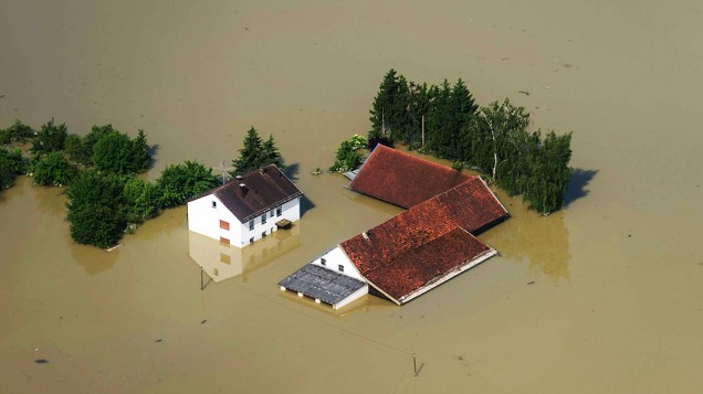 Vista aérea da cidade de Deggendorf, no sul da Alemanha, fica inundada após cheia do rio Danúbio provocada por fortes chuvas