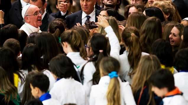 Papa Francisco recebe crianças durante uma audiência no Vaticano, nesta sexta-feira (07)