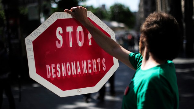Ativista faz protesto contra os despejos que têm ocorrido em Barcelona, na Espanha
