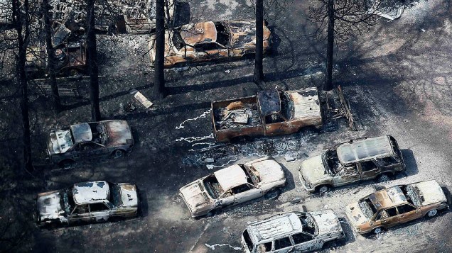 Imagem aérea mostra carros queimados por um incêndio na Floresta Negra, no Colorado.  O incêndio destruiu mais de 360 casas, nos Estados Unidos