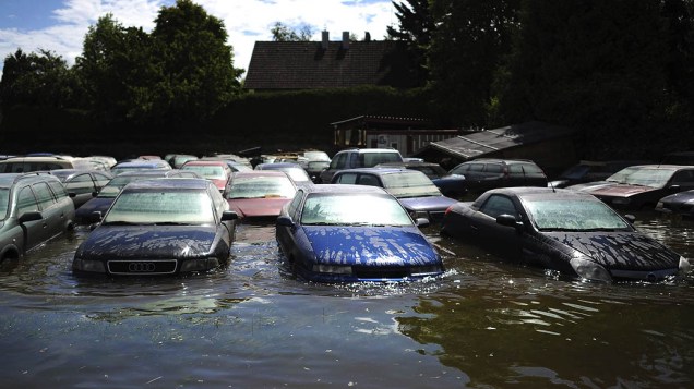 Água cobre carros usados ​​para venda em Deggendorf durante fortes chuvas que atingiram a Alemanha