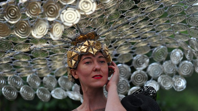 Larisa Katz da Holanda posa para fotógrafos durante o terceiro dia da Royal Ascot, em Berkshire, Inglaterra