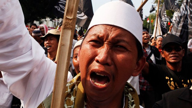 Um manifestante do Hizbut Tahrir, organização muçulmana, grita durante protesto contra o plano do governo de aumentar os preços dos combustíveis, em frente ao palácio presidencial em Jacarta, na Indonésia