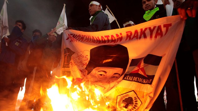 Manifestantes estudantis queimam bandeira representando o presidente indonésio, Susilo Bambang Yudhoyono, enquanto protestavam contra os planos do governo para caminhar os preços dos combustíveis, em Makassar