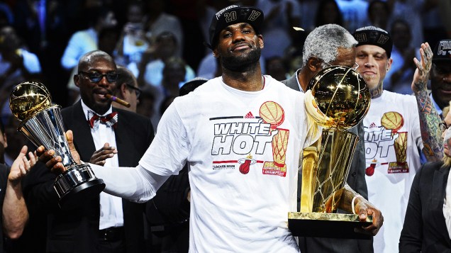 LeBron James segura os troféus Larry OBrien e de jogador mais valioso (MVP) das finais após o Miami Heat vencer o San Antonio Spurs por 95 a 88 no jogo 7 das finais da NBA temporada 2012/13