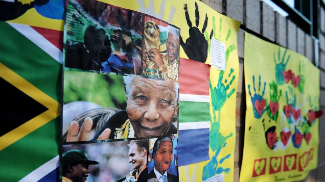 Crianças colam cartazes na entrada do Hospital do Coração Medi-Clinic, onde o ex-Presidente Sul-Africano Nelson Mandela está internado em estado grave, em Pretória, África do Sul